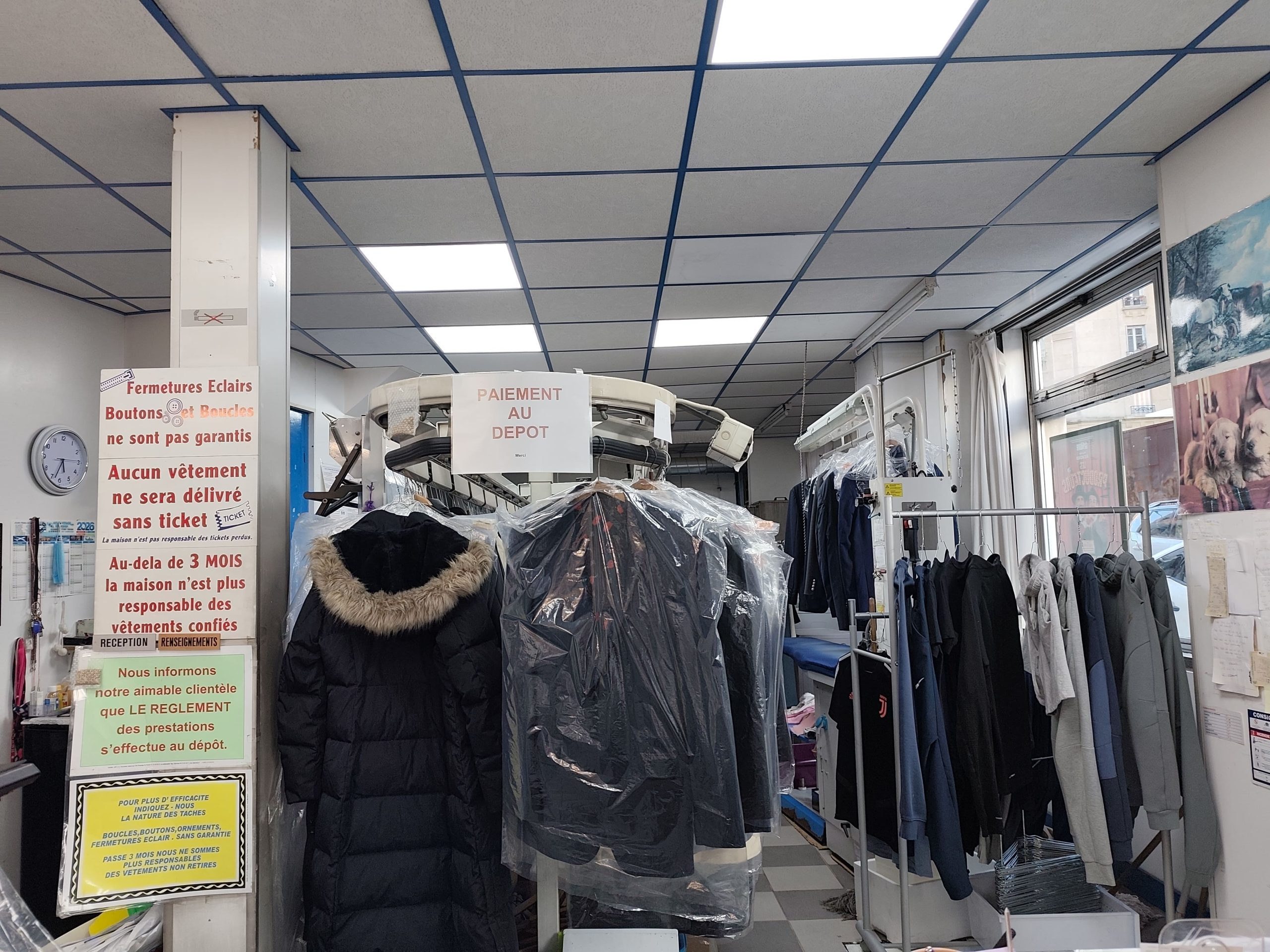 Intérieur du Pressing de l’avenue, comptoir ou espace d’accueil.